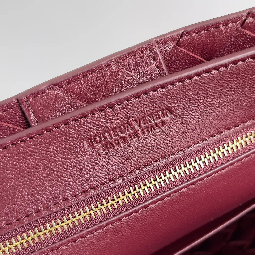 The 2023 new Andiamo batch of 1860 BV has been shipped‼ ️Really popular🔥The new Andiamo woven handbag launched by Bottega Veneta this season is really popular all over the world! ! Celebrities at home and abroad have worn it, and Oscar-winning actress Michelle Yeoh has taken it out on the street. Song Jia, Trai Yara, Yu Feihong, Sanji Ayaka, Rosie Hunting-Whiteley, Yoshioka Riho, etc. have all picked up this bag. It is classic and versatile, showing off its temperament, and the bag capacity is also large, which is very convenient for daily commuting! ! A variety of carrying methods, the shoulder straps can be adjusted by yourself, the original lambskin feels soft and delicate, and the neutral style is made to break gender boundaries and bring a more practical and longer-lasting use experience. Andiamo, which has both elegant and casual styles, perfectly interprets the true appearance of "fashionable old money style". Style number: 743568 Size: 25*22*10.5cm